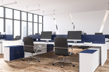 Beyaz duvarları, ahşap zemin, beyaz ve mavi Bilgisayar masaları ile siyah sandalye ve çatı pencere eşiği ile modern ofis köşesinde. 3D render
