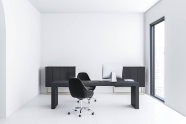 Beyaz duvarları, kiremitli kat, siyah büyük bilgisayar masa ve çatı penceresi yakınındaki iki dolaplar müdür ofis iç. 3D render
