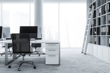 Beyaz ofis işyeri ile panoramik pencere, beyaz bilgisayar masaları sandalye ve merdiven ile kitaplık ile önden görünümü. Sütun pencerenin yanında. 3D render