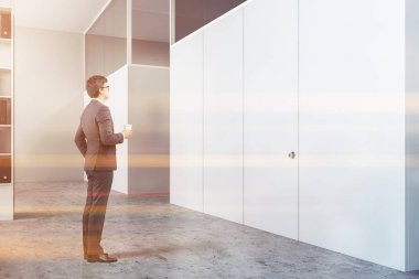Beyaz duvarlar, beton zemin, klasörleri ve daha küçük odalar için lider beyaz kapılar beyaz kitaplık modern ofis iç'iş adamıdır. Tonlu görüntü