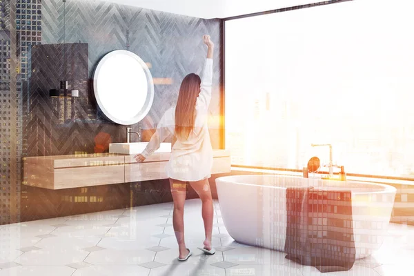 Kadın Siyah Ahşap Duvarlar Modern Banyo Köşesinde Döşeli Zemin Panoramik — Stok fotoğraf
