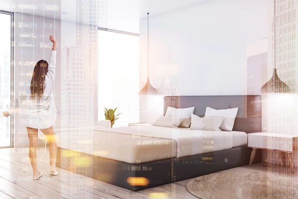 Mujer Esquina Dormitorio Principal Con Paredes Blancas Suelo Madera Cama —  Fotos de Stock