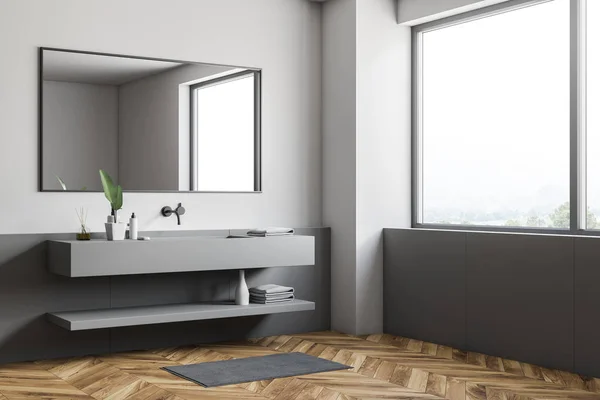 时尚浴室的角落 有白色和灰色的墙壁 木地板 大窗户和长灰色水槽与水平镜子挂在上面 — 图库照片