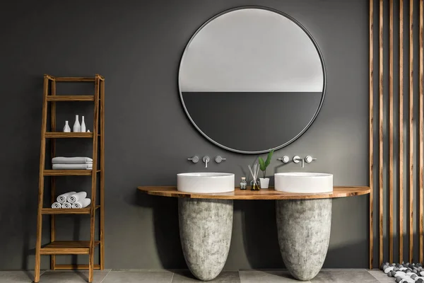 现代浴室的内部有灰色和木制的墙壁 瓷砖地板 两个圆形水槽站在木架子上的毛巾货架上 — 图库照片