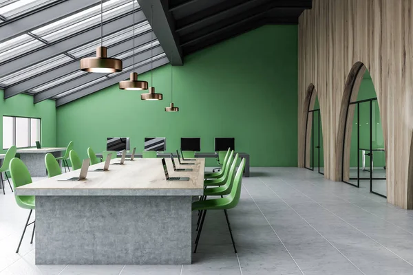 Attic ofis içi yeşil ve ahşap duvarlar, kiremitli kat, açık alan alan gri masa ve uzun toplantı masası yeşil sandalye ile. 3D render