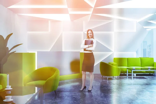 Kvinna Hörnet Moderna Office Reception Med Vita Geometriska Mönster Väggar — Stockfoto
