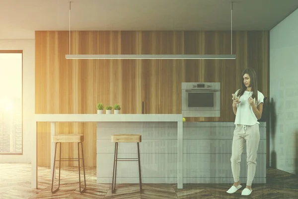 Femme Intérieur Cuisine Moderne Avec Des Murs Blancs Bois Plancher — Photo