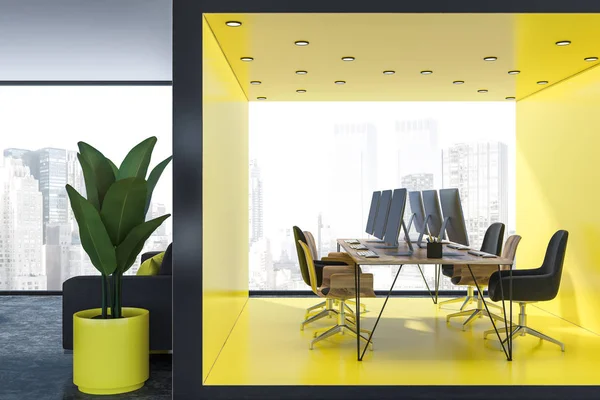 Großaufnahme Eines Gelb Hölzernen Großraumbüros Mit Langem Hölzernen Computertisch Mit — Stockfoto