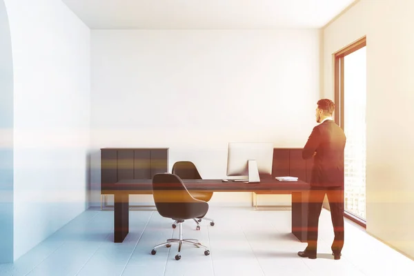 Homme Affaires Intérieur Bureau Directeur Avec Des Murs Blancs Sol — Photo