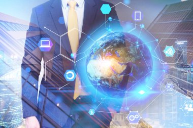Tanınmayan işadamı Earth Hologramlı ve Internet ile cityscape arka plan üzerinde simgeler ayakta. Görüntü çift pozlama Nasa tarafından döşenmiş bu görüntü unsurları tonda