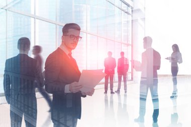 Office gökdelenin çift pozlama ile birlikte çalışan iş adamları. Kurumsal yaşam tarzı kavramı. Tonlu görüntü bulanık