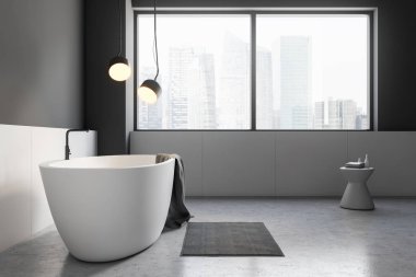 Gri ve beyaz duvarlar, beton zemin, geniş pencere, ve gri sandalye gri havlu ile beyaz küvet ile minimalist banyo iç. 3D render