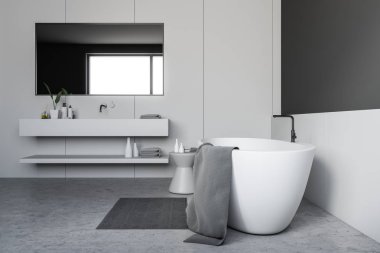 Gri ve beyaz duvarlar, beton zemin, beyaz küvet ve üstündeki yatay ayna ile beyaz lavabo banyo iç yan görünüm. 3D render