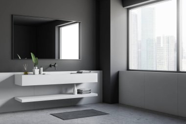 Şık banyo gri ve beyaz duvarlar, beton zemin, büyük pencere ve uzun beyaz lavabo ile yatay ayna üstünde asılı köşesinde. 3D render