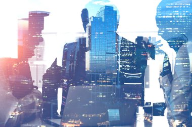 Siluetleri içinde yazıhane modern cityscape çift pozlama ile birlikte çalışan üç iş ortakları. İş yaşam tarzı kavramı. Tonlu görüntü