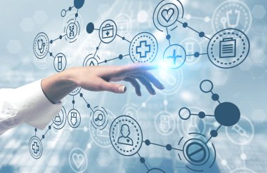 El sürükleyici tıbbi arabirimini kullanarak ışık mavi arka plan üzerinde beyaz gömlek giymiş kadın. Kavramı Merhaba tıpta teknoloji. Çift tonlu görüntü pozlaması