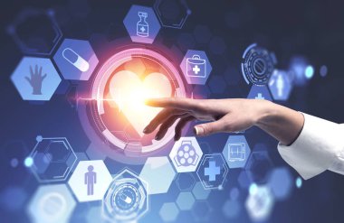 Hud kalp üzerinde koyu mavi arka plan ile sürükleyici tıbbi arabirimini kullanarak beyaz gömlek giyen kadın eli. Kavramı Merhaba tıpta teknoloji. Çift tonlu görüntü pozlaması