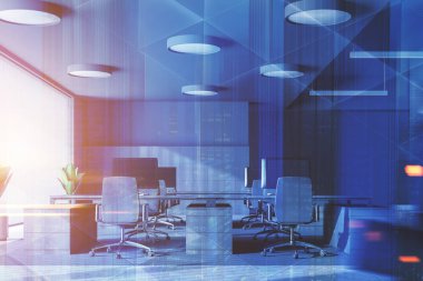 Panoramik office Gri duvarlar, beton zemin, gri sandalye ve saksı bitkileri ile gri bilgisayar tabloları satırları ile iç. 3D render resim çift pozlama City tonda