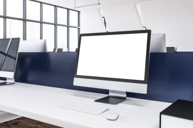 Bilgisayar ekran ayakta oda beyaz duvarlar ve ahşap zemin ile beyaz ve mavi ofis tablo sahte. 3D render