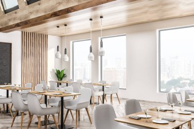 Beyaz duvarları, ahşap zemin, çatı windows, modern kafe köşesinde beyaz sandalye ve duvardaki yazı tahtası ile ahşap masa. 3D render