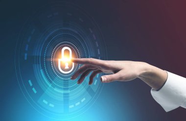 Koyu mavi arka plan üzerinde hud içinde online güvenlik arabirimini kullanarak beyaz gömlek giymiş işkadını el. Tonlu görüntü