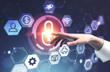 İş ikonları/simgeleri çevresinde üzerinde koyu mavi arka plan ile hud içinde online güvenlik arabirimini kullanarak beyaz gömlek giymiş işkadını el. Tonlu görüntü