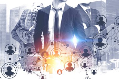 Üç tanınmaz halde kendine güvenen işadamları birlikte modern şehir panoraması ile insanların çift pozlama üzerinde duran hologram ağ. Tonlu görüntü