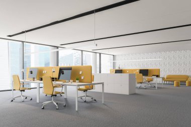 Modern ofis panoramik pencerelere, beyaz duvarları, beyaz ve sarı Bilgisayar masaları sarı sandalyeler ve duvarın yanında sarı kanepeli köşesinde. 3D render