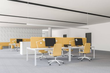 Modern ofis panoramik pencerelere, beyaz duvarları, beyaz ve sarı Bilgisayar masaları sarı sandalyeler ve duvarın yanında sarı kanepeli köşesinde. Sütunları 3d render