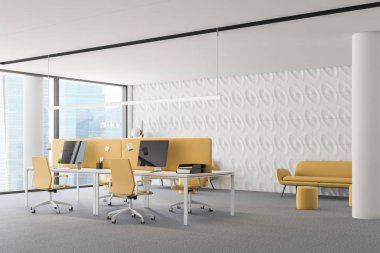 Panoramik office halı zemin, beyaz ve sarı bilgisayar sandalyeler ve duvarın yanında sarı kanepeler üzerinde beyaz duvarlı köşesinde. 3D render