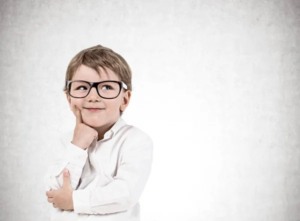 Retrato Menino Adorável Com Cabelo Claro Vestindo Óculos Camisa Branca — Fotografia de Stock