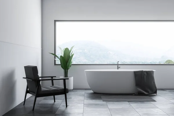 大きな窓と灰色の肘掛け椅子の下に立つ白い浴槽と白い壁 タイル張りの床 スタイリッシュなバスルームのインテリア レンダリング — ストック写真
