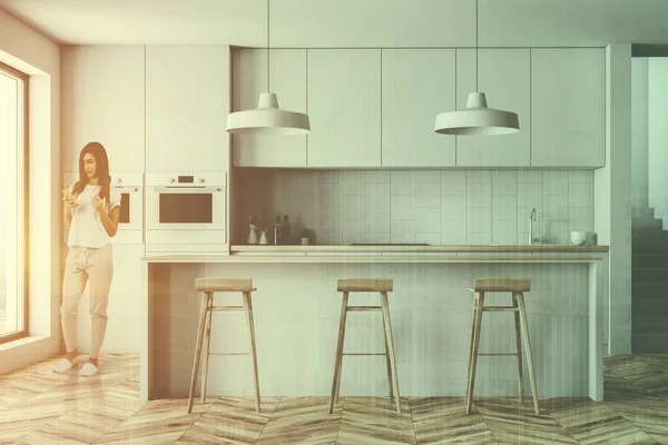 Vrouw Interieur Van Moderne Keuken Met Witte Muren Houten Vloer — Stockfoto