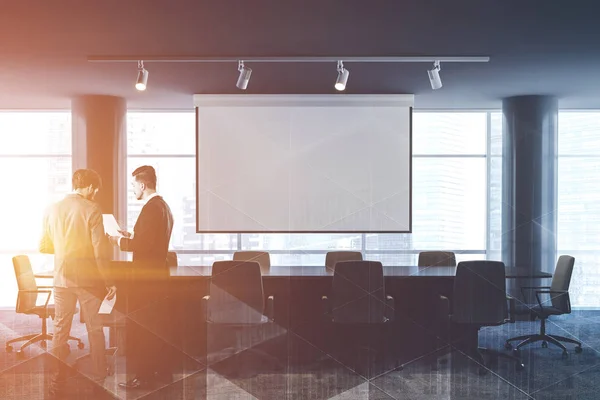 Geschäftsleute Plaudern Inneren Eines Modernen Konferenzraums Mit Panoramafenstern Säulen Langem — Stockfoto