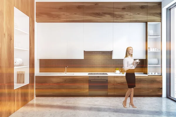 Vrouw Interieur Van Moderne Keuken Met Zwarte Bakstenen Muren Betonnen — Stockfoto