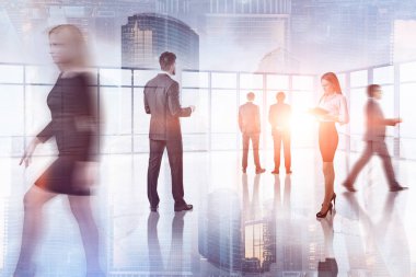 Grup boş ofis lobisinde birlikte çalışan iş adamları. Modern cityscape çift pozlama. Kurumsal yaşam tarzı kavramı. Tonlu görüntü bulanık