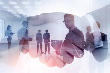 İki iş adamları iş adamları ve grafiği çift pozlama ile tokalaşırken ön planda. Tonlu görüntü