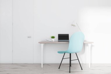 Beyaz duvarları, ahşap zemin, beyaz ve ahşap bilgisayar masası mavi sandalye ve laptop ayakta kapının yanında ev ofis iç. 3D render