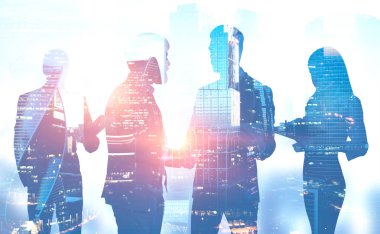 Siluetleri cityscape çift pozlama ile el sıkışan iş adamları. Ortaklık kavramı. Tonlu görüntü