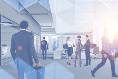 Yürüyen ve konuşan iş adamları ile üçgen desen alanı office iç açın. Çift tonlu görüntü pozlaması