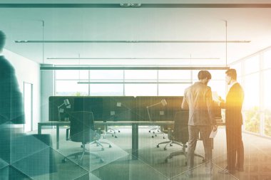 Beyaz duvarları, panoramik pencerelere, beyaz ve bej bilgisayar tabloları oturaklı satırları ile beton zemin ile modern ofis iç iş adamları. Çift tonlu görüntü pozlaması