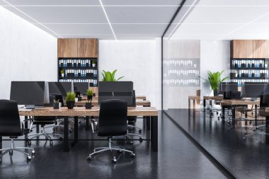 Beyaz ve cam duvarlar, siyah zemin ile modern ofis iç, siyah sandalye ve ahşap kitaplık ile ahşap bilgisayar tabloları satırları duvara yakın. 3D render