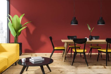 Kırmızı duvarlar, ahşap zemin, yuvarlak sehpa ve ahşap yemek masası siyah ve sarı sandalye ile yakın duran sarı kanepe oturma odası iç. 3D render