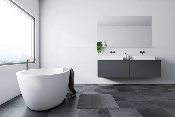 Vista Lateral Banheiro Com Paredes Brancas Piso Azulejo Banheira Branca — Fotografia de Stock
