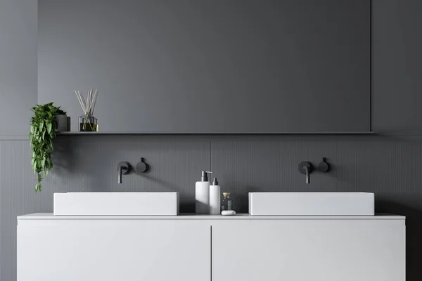 Nahaufnahme Eines Doppelten Badezimmerwaschbeckens Das Auf Einer Weißen Arbeitsplatte Einem — Stockfoto