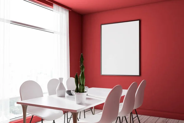 现代餐厅的角落 有红色的墙壁 木地板 大窗户 长长的白色桌子与白色的椅子和垂直模拟海报的墙上 — 图库照片