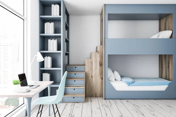 现代卧室的内部 白色墙壁 木地板 灰色和木制双层床 一个灰色的书柜和白色的电脑桌与蓝色椅子 — 图库照片