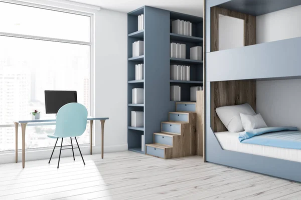现代卧室的角落 有白色的墙壁 木地板 灰色和木制双层床 一个灰色的书柜和白色的电脑桌与蓝色椅子 — 图库照片