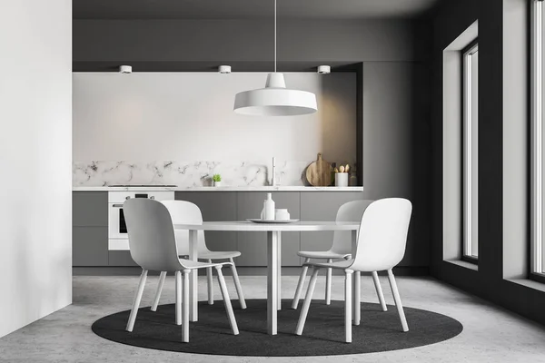 Λευκό Στρογγυλό Τραπέζι Λευκές Καρέκλες Που Στέκεται Στη Σύγχρονη Κουζίνα — Φωτογραφία Αρχείου