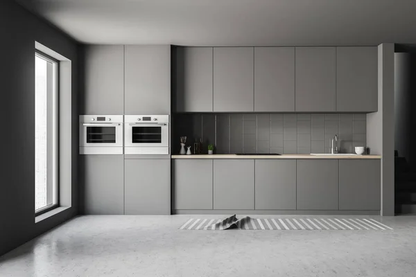 Interior Cozinha Elegante Com Paredes Cinza Piso Concreto Janela Sótão — Fotografia de Stock